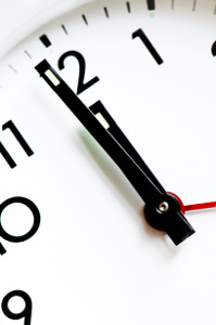 Soin dans la bonne temporalité. Photo d'une horlaoge en gros plan grandes et petites aiguilles de l'horloge sur le 12.